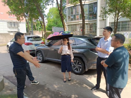 5月23日，市供水公司党组成员禹鹏到小区开展信访接待下基层活动，针对居民反馈的问题现场了解情况，制定凯时尊龙官网的解决方案。.jpg